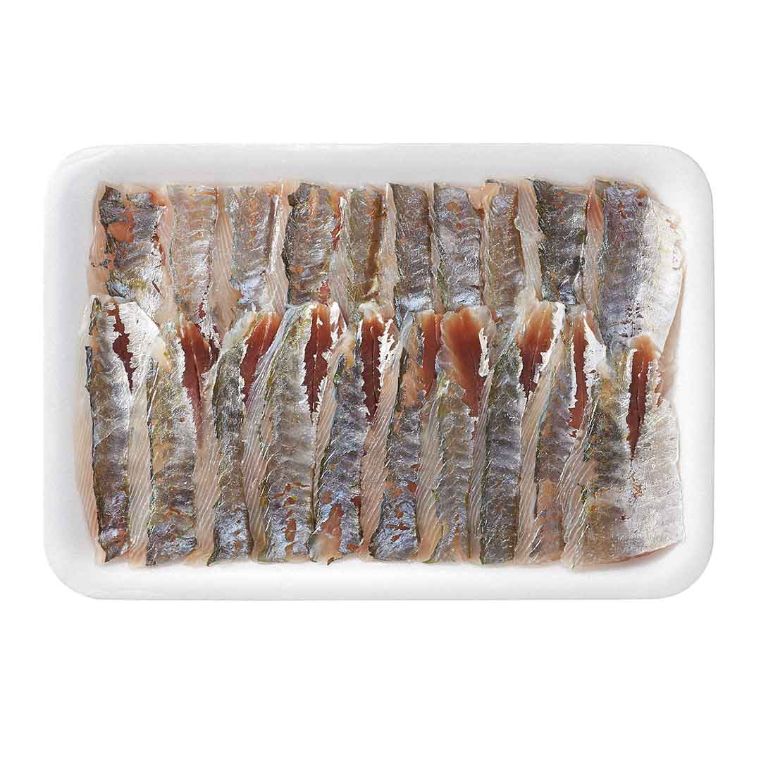 Verpackte Holzmakrelen Topping-Scheiben aus roher Gelbschwanz-Stachelmakrele, 20 dünn geschnittene Filets à 8 g vom Hersteller Seafood Market auf einer weißen Schale