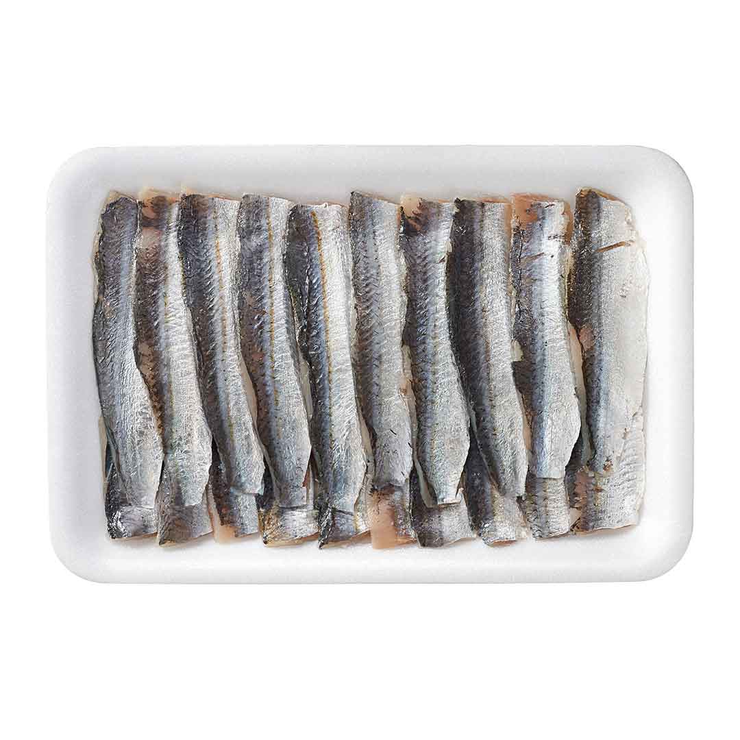 Verpackung Sardinellen Topping von Seafood Market mit 20 rohen, marinierten Sardinellen-Scheiben à 8 g auf weißer Schale