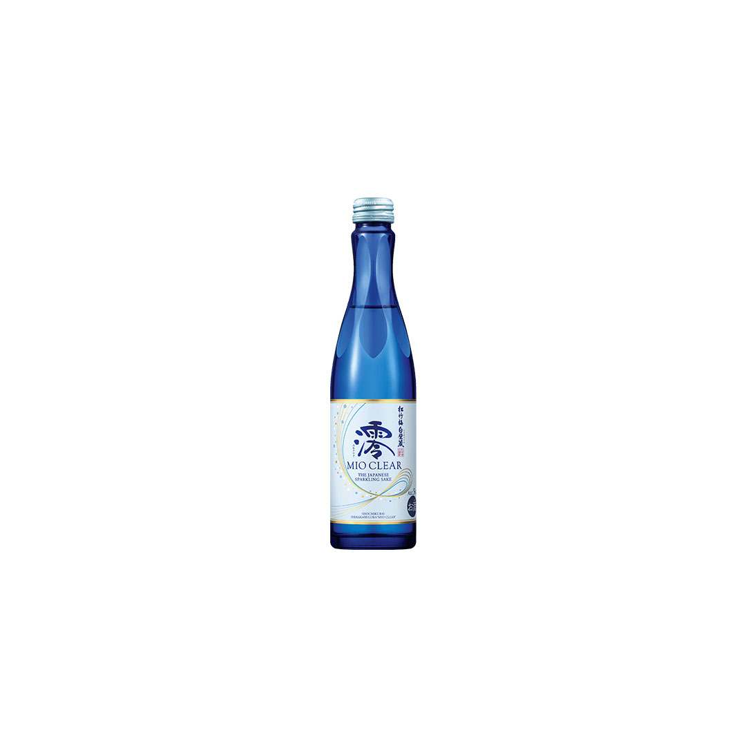 Blaue Flasche Mio Clear Sparkling Sake auf Weiß