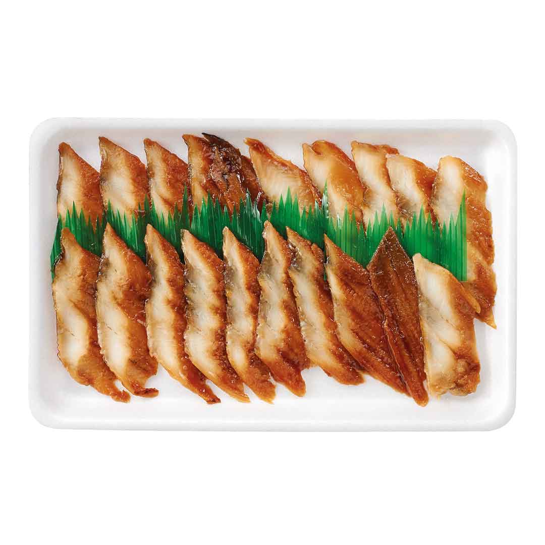 Produktbild Anago Topping Kabayaki von Seafood Market: marinierte, gegrillte Meeraal-Scheiben, 20 Stück à 8 g, servierfertig angerichtet auf weißer Platte