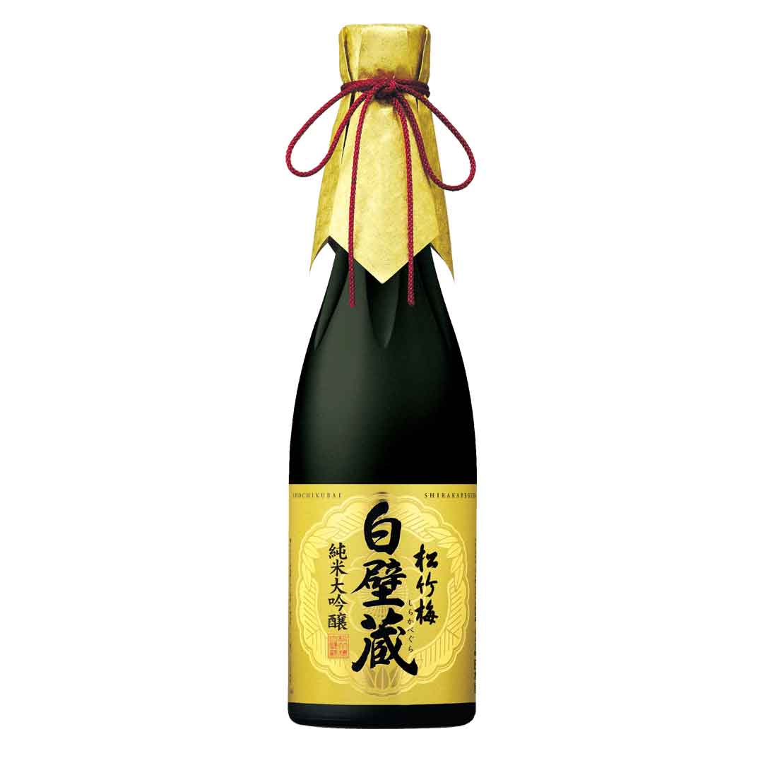 Flasche japanischer Sake mit gelbem Etikett und Kordel