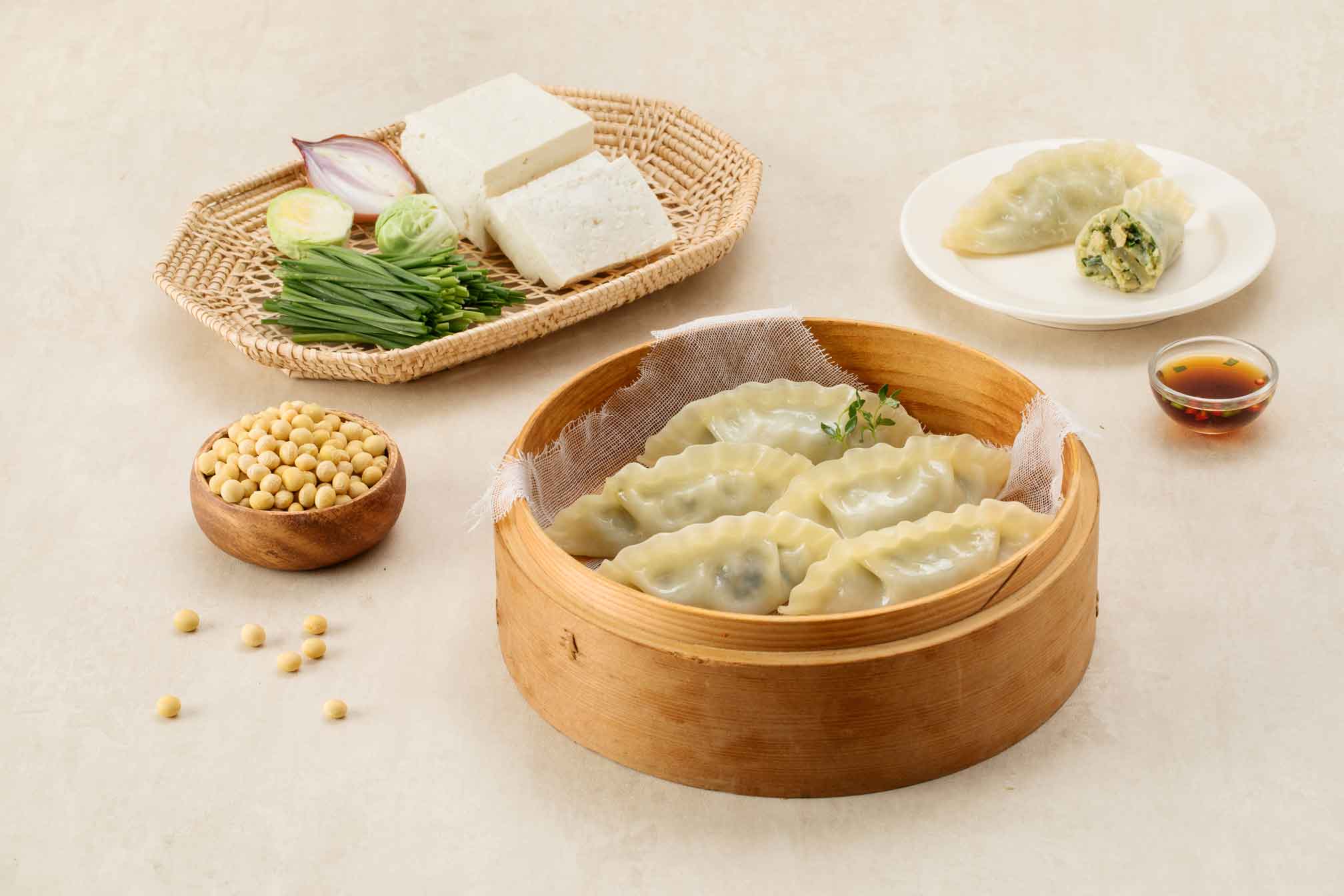 Gedämpfte vegane Dumplings mit Tofu-Gemüse-Füllung