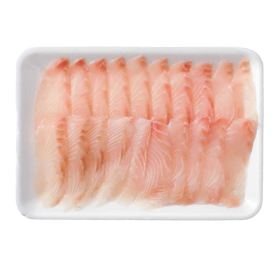 Nahaufnahme von dünn geschnittenen weißen Fischfilets, ordentlich in Reihe auf einer weißen Styropor-Schale angerichtet