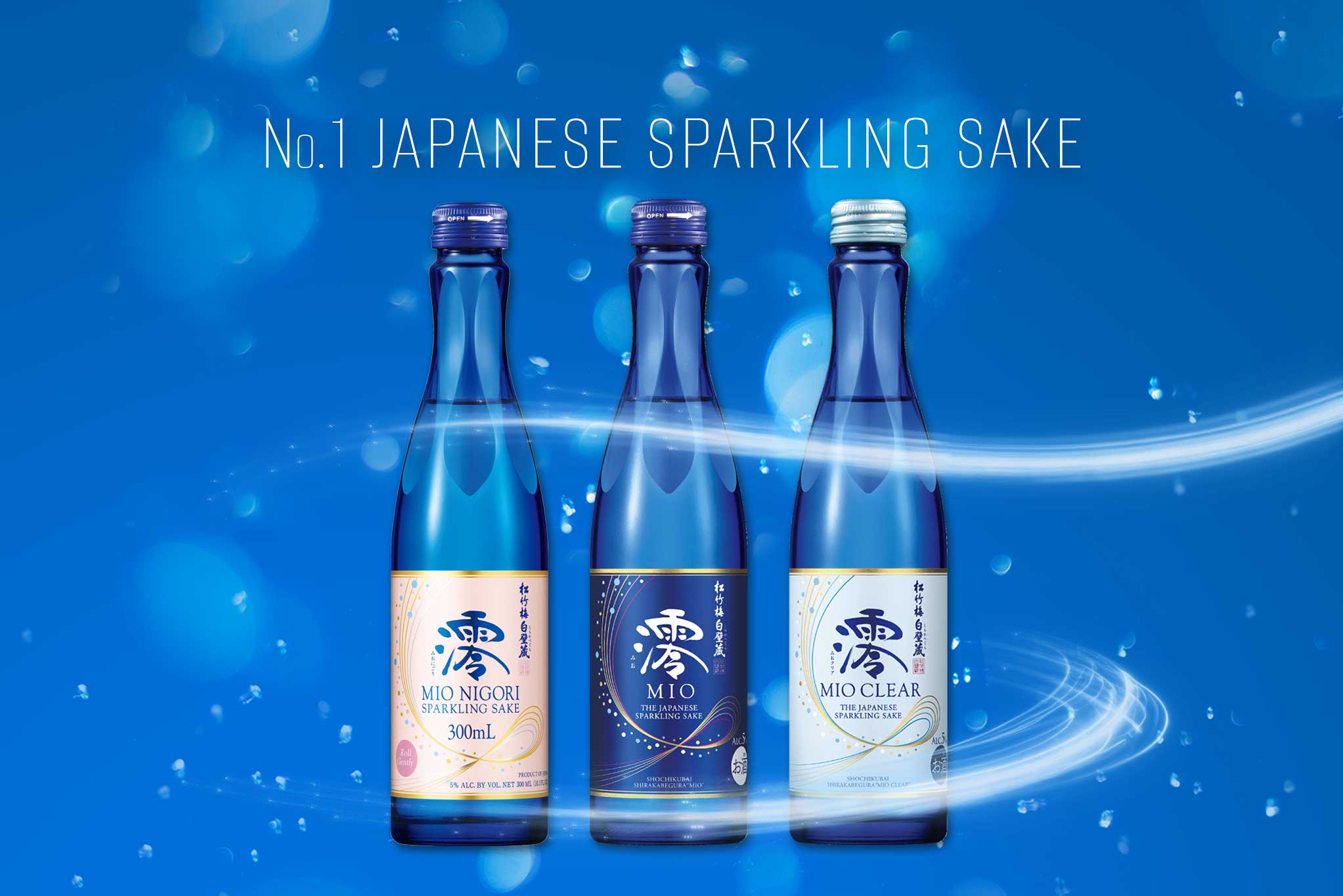 Produktbild mit drei Flaschen japanischem Sparkling Sake von Mio: Mio Nigori, Mio und Mio Clear vor blauem, leuchtendem Hintergrund