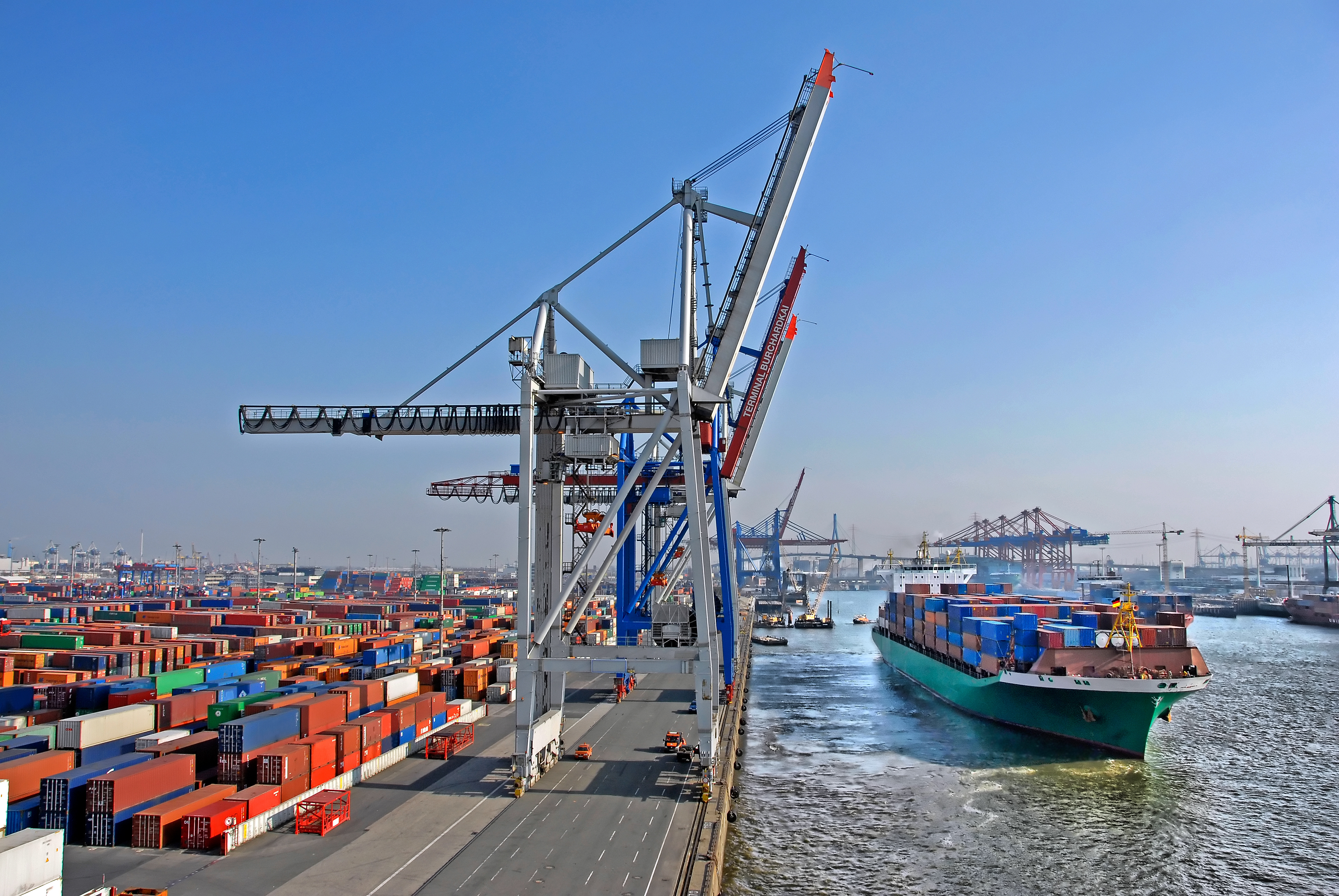 Großer Containerhafen mit Containerschiff und Kränen