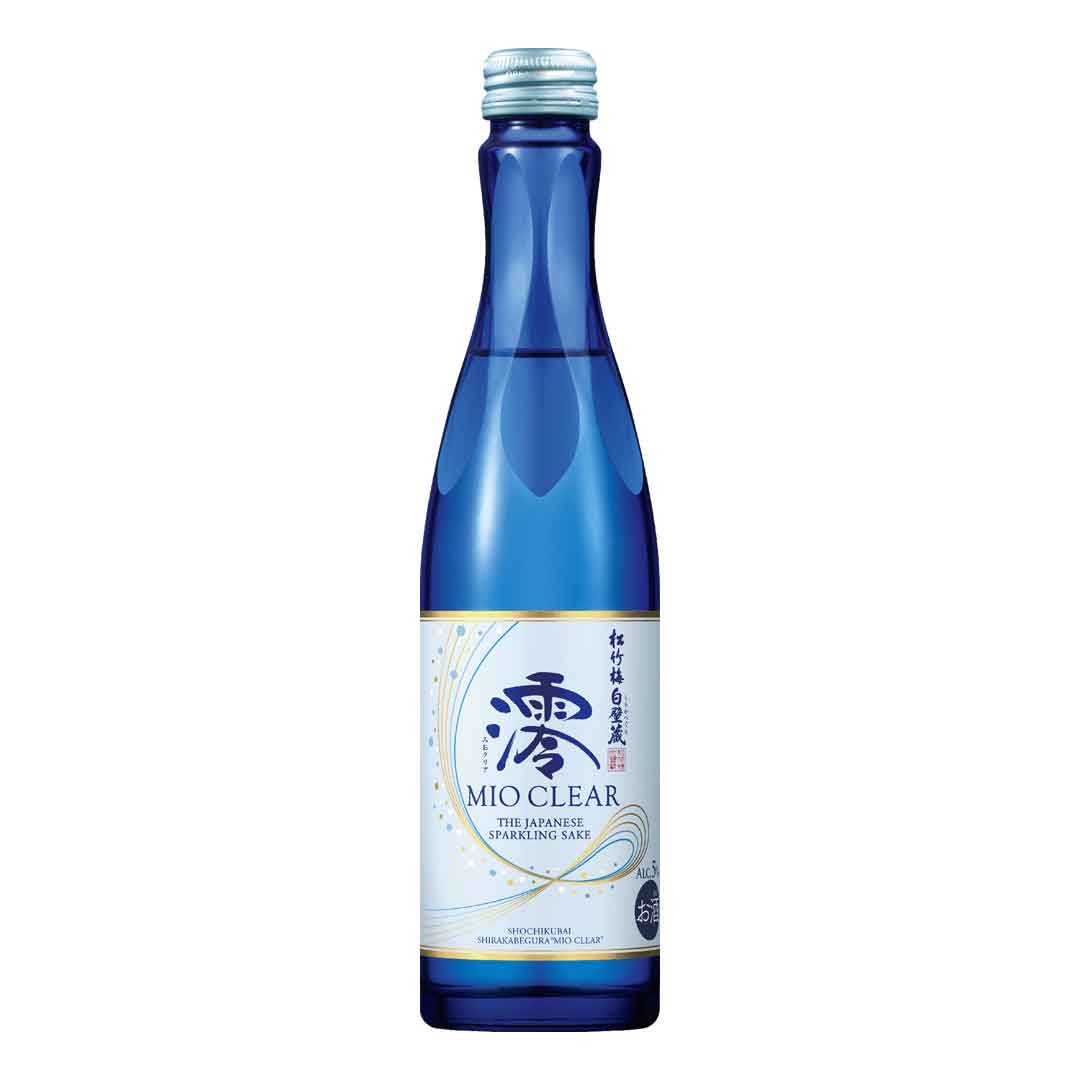 Blaue Flasche Mio Clear Sparkling Sake auf Weiß