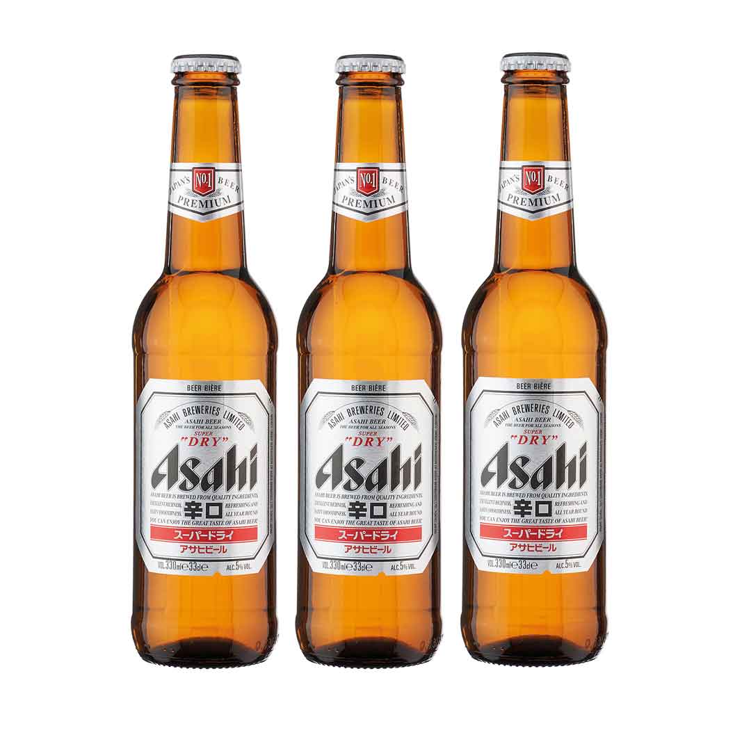 Drei Flaschen Asahi Super Dry Bier von Asahi, Premium Lagerbier mit 5 vol% Alkohol, geeignet für Gastronomie und Großhandel.