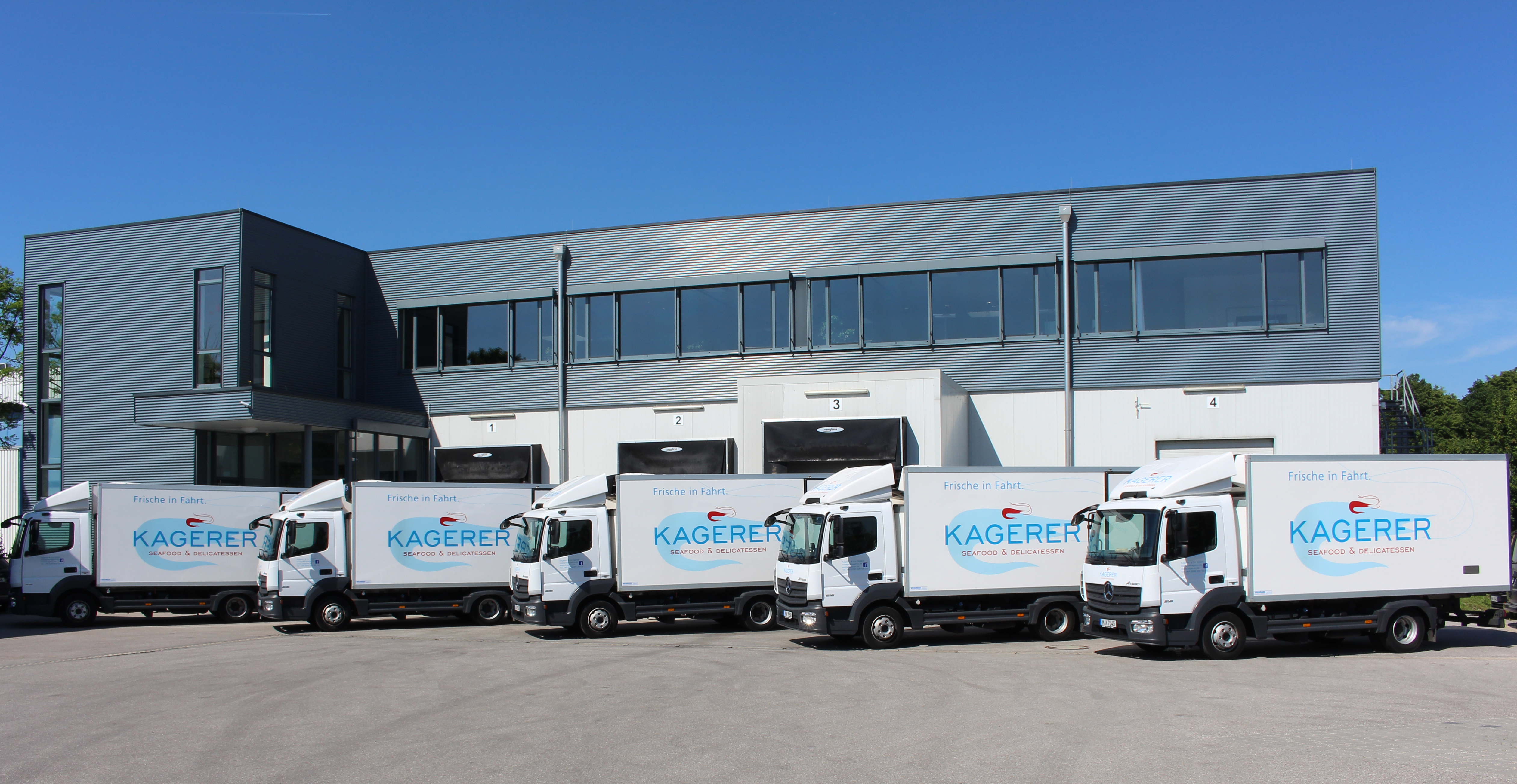 KAGERER Kühl-Lkw-Flotte vor dem Logistikzentrum