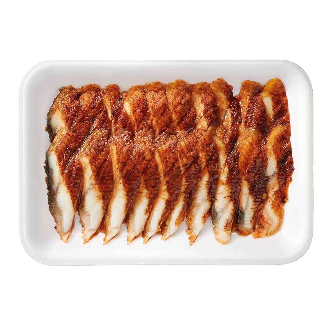 Unagi Topping Japonica von Seafood Market: gegrillter und marinierter japanischer Aal, 20 fein geschnittene Scheiben à 8 g auf Tablett angeordnet