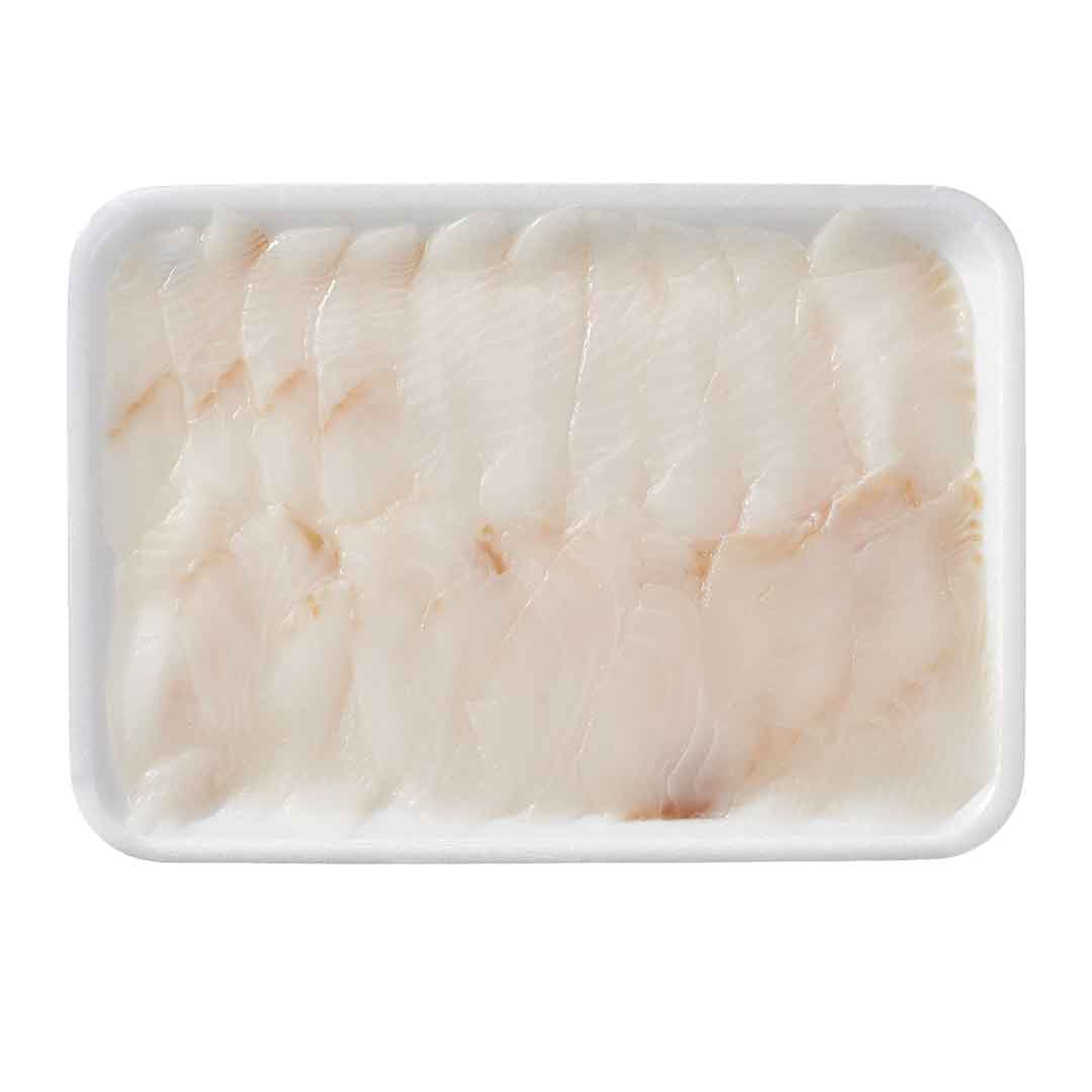 Verpackte 20 Scheiben rohes Schwarzer Heilbutt Topping à 8 g von Seafood Market auf weißer Schale
