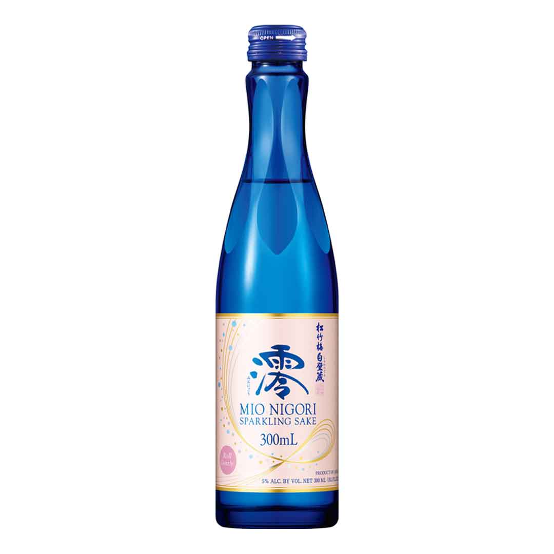 Blaue Flasche MIO Nigori Sparkling Sake 300 ml, japanischer prickelnder Nigori-Sake vor weißem Hintergrund