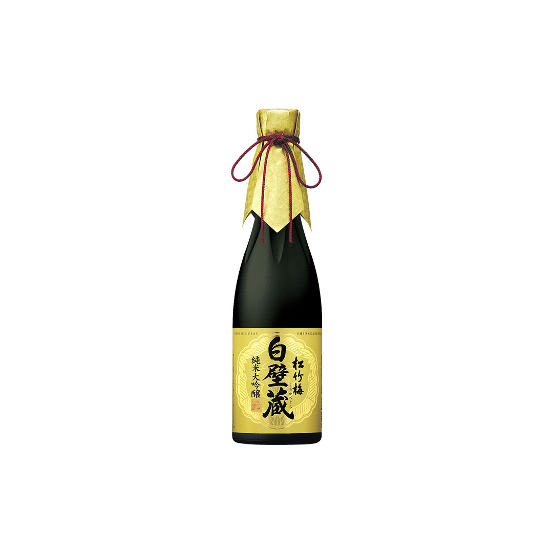 Flasche japanischer Sake mit gelbem Etikett und Kordel