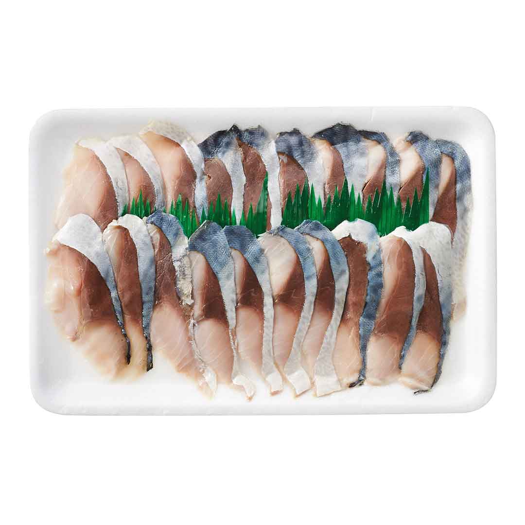 Shime Saba Topping von Seafood Market: fertig marinierte Makrelenfilet-Scheiben, 20 Stück à 8 g, dekorativ angerichtet auf einer Schale für Sushi oder Sashimi