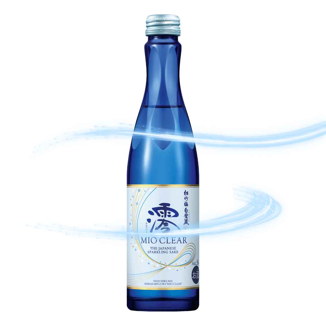 Blaue Flasche Mio Clear Sparkling Sake auf Weiß